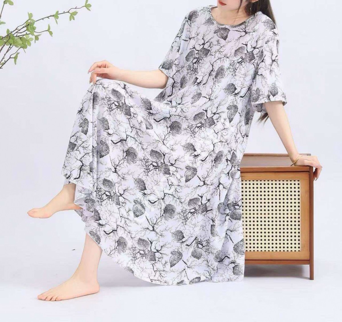 ПЛАТЬЕ (ONE SIZE 60) БЕЛ+ЧЕРН.ЛИСТЬЯ 081